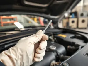 Zabytkowy samochód z żółtą tablicą rejestracyjną na brukowanej ulicy starego miasta, podkreślenie statusu pojazdu historycznego