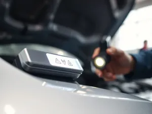 Srebrna 16-calowa felga aluminiowa na wadze w warsztacie, ilustracja orientacyjnej masy felgi samochodowej.