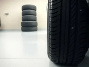 Kokpit nowoczesnego auta z dyskretną kamerą monitorującą kierowcę, symbol systemu wykrywania zmęczenia.